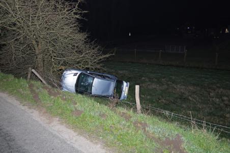 Bestuurder rijdt met auto van talud aan de Valkenvoortweg Waalwijk