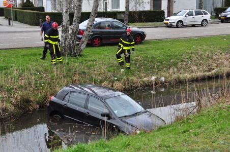 Auto rijdt slootje in in Waalwijk