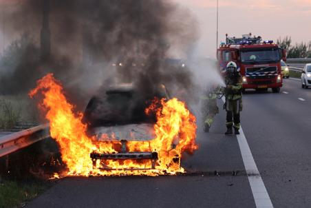 Felle autobrand op de A59 (Maasroute) Waalwijk