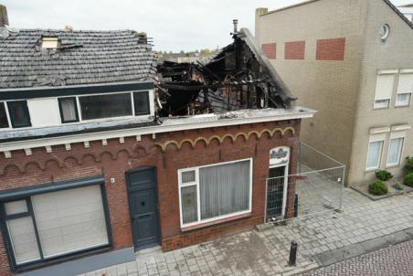 Twee huizen onbewoonbaar na brand aan Westeinde in Waalwijk