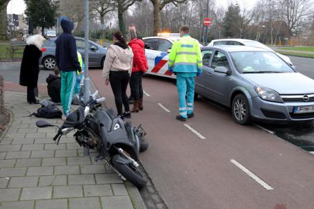 Automobilist ziet scooterrijder over het hoofd aan de Burgemeester van der Klokkenlaan Waalwijk