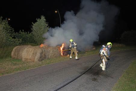 Hooirollen in brand aan Meidoornweg in Waalwijk zorgen voor rookoverlast op Midden-Brabantweg
