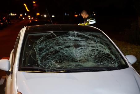 Voetganger geschept door auto in Waalwijk, man ernstig gewond naar ziekenhuis