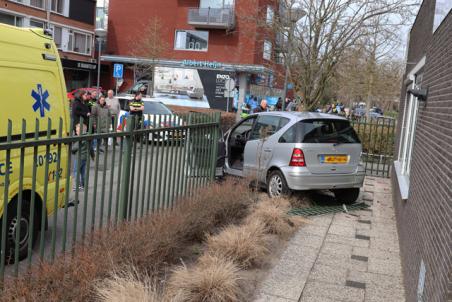 Bestuurder rijdt met auto door hekwerk aan het Bloemenoordplein Waalwijk