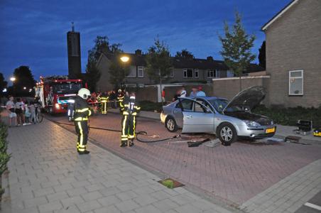 Bestuurder ziet tijdens rijden rook uit zijn auto komen in Waalwijk