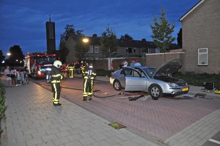 Bestuurder ziet tijdens rijden rook uit zijn auto komen in Waalwijk