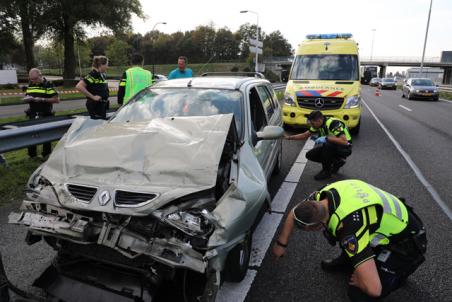 Auto botst op vrachtwagen op A59, bestuurder gewond