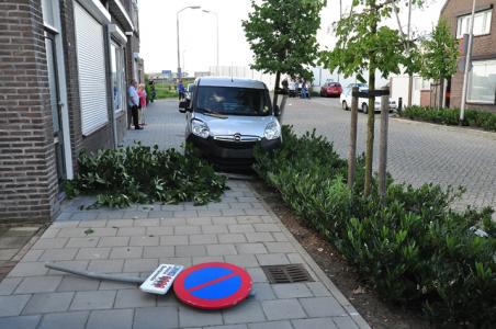 Man raakt lichtgewond bij botsing met caravan, auto, boom en verkeersbord in Waalwijk