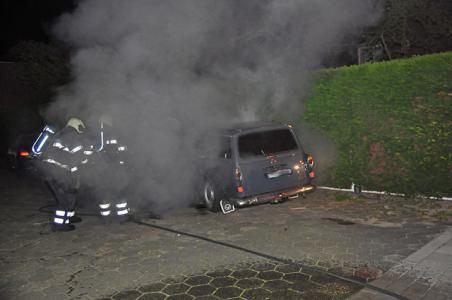 Oldtimer uit 1965 brandt uit aan de Loeffstraat Waalwijk