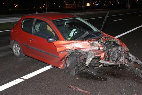 Auto botst tegen vangrail op de A59 (Maasroute) Waalwijk