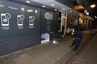 Inbraak bij telefoonwinkel FoneReparatie in Waalwijk; dader ontkomt op fiets