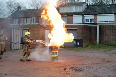 Brandweer rukt uit voor rokende stookton in de Zonnedauwstraat Waalwijk