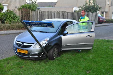 Bestuurder rijdt straatnaambord uit de grond in Waalwijk