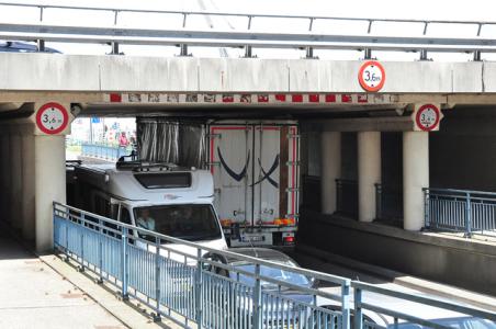 Weer vrachtwagen vast onder berucht viaduct Waalwijk