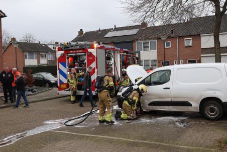 Omstander blust autobrand aan de Averuitstraat Waalwijk