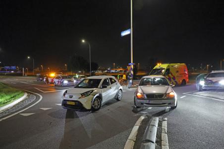 Auto’s botsen op rotonde Biesbosweg in Waalwijk, één bestuurder lichtgewond