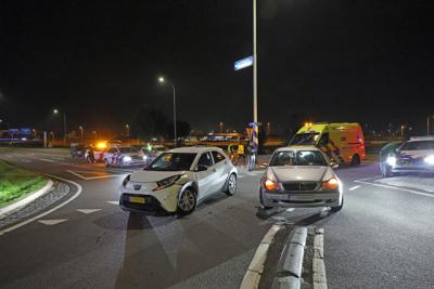 Auto’s botsen op rotonde Biesbosweg in Waalwijk, één bestuurder lichtgewond