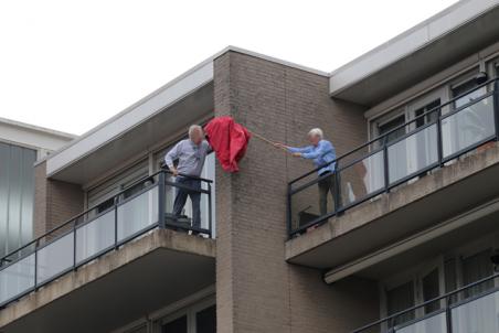 Man staat ruim 1 uur op balkon door buitensluiting aan de Anna van Burenstraat Waalwijk