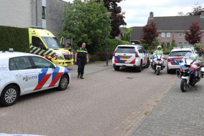 Traumahelikopter landt midden in woonwijk voor incident in woning aan de Antony van Dijckstraat Waalwijk