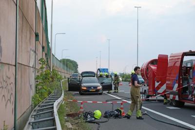 Snelweg A59 dicht: Speciale brandweerunit uit Breda rukt uit voor brandende accu hybride Volkswagen Golf