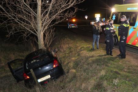 Bestuurder rijdt met auto tegen boom aan de Valkenvoortweg Waalwijk