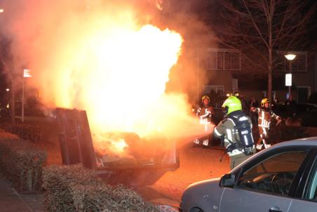 Hoge vlammen bij brand in bouwcontainer aan de Burg. Teijssenlaan Waalwijk