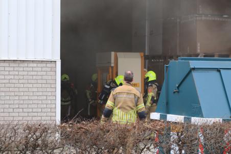 Perscontainer in brand binnenin bij bedrijf aan de Zijlweg Waalwijk
