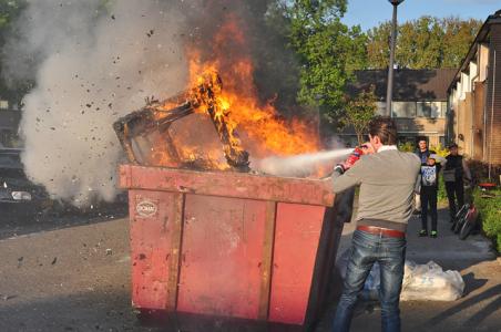 Grote rookpluimen door containerbrand in Waalwijk