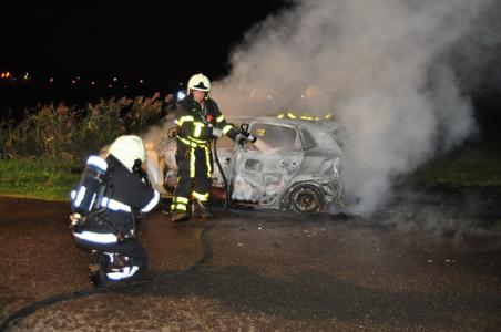 Auto brandt volledig uit aan Overstortweg Waalwijk
