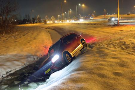 Auto belandt in sloot langs A59 Waalwijk na slip op sneeuwresten