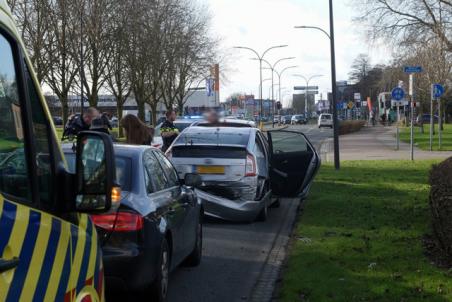 Drie auto’s botsen op elkaar aan de Mozartlaan Waalwijk