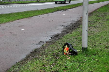 Bloemen voor 38-jarige man uit Waalwijk na dodelijk ongeval aan de Altenaweg Waalwijk