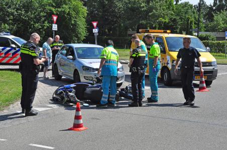 Automobilist botst tegen scooterrijder aan de Akkerlaan Waalwijk