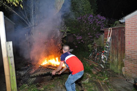 Coniferen in brand aan de Mede Waalwijk