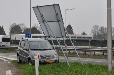 Automobilist botst tegen verkeersbord op de A59 (Maasroute) Waalwijk