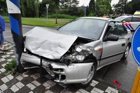 Auto&#039;s botsen op elkaar op Akkerlaan in Waalwijk