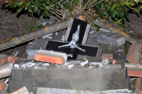Zes graven beschadigd op begraafplaats door storm aan het Unnaplein Waalwijk