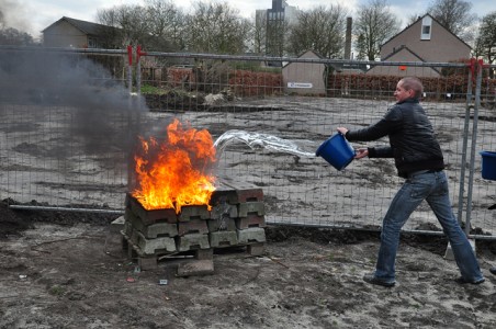 Rubberen blokken in brand aan de Van Duvenvoordestraat Waalwijk