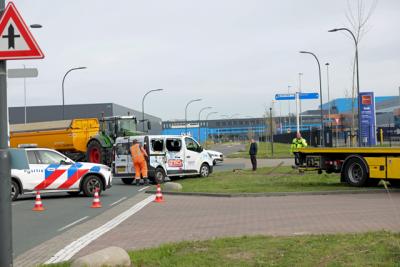 Ravage na botsing tussen tractor en bestelbus op Weteringweg