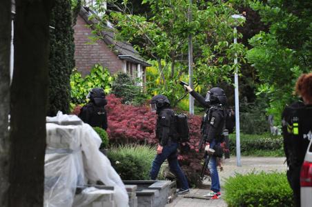UPDATE: Waalwijker met oefengranaat op zak aangehouden bij eigen woning aan De Amstel Waalwijk