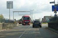 Vrachtwagen ramt hoogtemeter bij berucht viaduct Hertog Janstraat