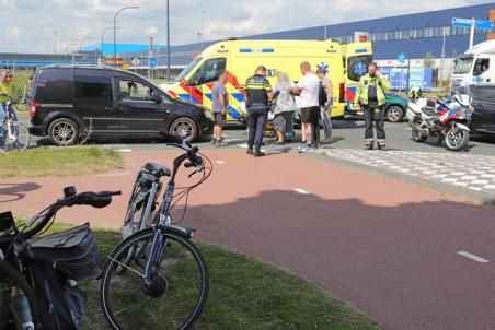 Vrouw raakt gewond na aanrijding met auto aan de Weteringweg Waalwijk