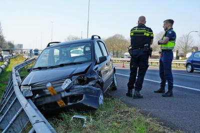 Auto krijgt klapband en komt tegen vangrail tot stilstand op de A59 (Maasroute) Waalwijk