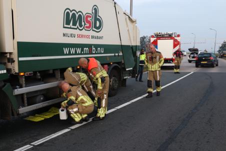 Vuilniswagen en auto botsen tegen elkaar aan de Hoogeindse Rondweg Waalwijk