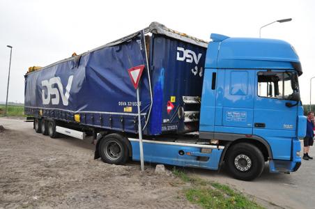 Vrachtwagen klem onder viaduct Waalwijk; brug en wagen beschadigd