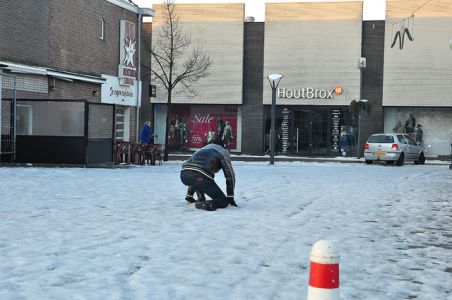 UPDATE: Winkelend publiek gaat massaal onderuit in centrum van Waalwijk