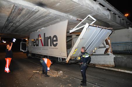 Gevluchte chauffeur van klemgereden vrachtwagen onder viaduct spoorloos, bedrijf weet van niks