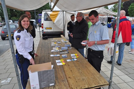 Actie door politie tegen zakkenrollers op weekmarkt aan winkelcentrum De Els Waalwijk