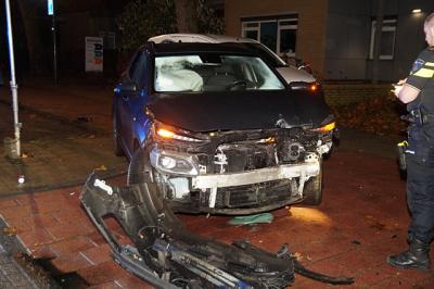 Automobilist ramt een geparkeerde auto op de Burgemeester Verwielstraat Waalwijk