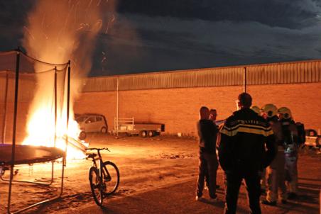 Omstanders zien hoge vlammen bij bedrijf aan de Elzenweg Waalwijk